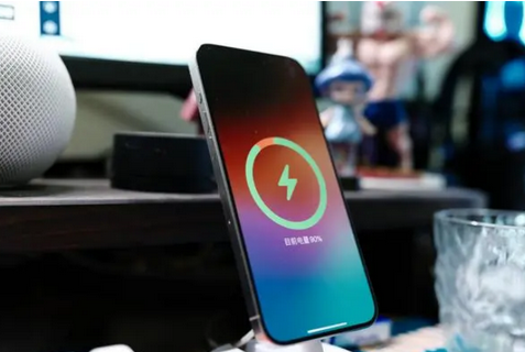 新都苹果15换屏服务分享用什么充电器给iPhone15充电更好 